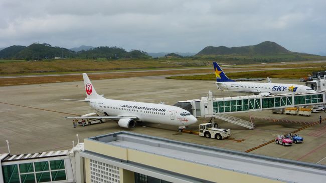 ＡＮＡの特典航空券利用で、福岡から沖縄へ行く場合、飛行距離の関係で、那覇へ行っても、宮古に行っても、石垣に行っても、同じ１５，０００マイル（レギュラーシーズン）で行けるのです。<br /><br />休みの関係で、１泊２日でしか行けないのですが、なるべく遠くまで行きたいと思った為、石垣島にも行く事にしました。<br /><br />ただ、１泊２日で石垣島だけに行っても、行ける離島も限られてしまうし、また石垣島や周辺の離島にも何回となく行っている為、今回は、那覇〜石垣間は単純往復するだけで、泊るのは那覇市内にする事にしました。<br /><br />那覇に到着後、１７時からレンタカーを２４時間借りて、翌日は、レンタカーで中南部をドライブ観光する事にしました。<br /><br />また、冬場のローシーズンに行けば、１２，０００マイルと、３，０００マイルも少ない利用で行けるのですが、冬場の沖縄は、曇りがちな日が多くなる為、天気がまだ安定している、この時期に行く事にしました。<br /><br /><br />今回の日程は、下記の通りです。<br /><br /><br />１０月２０日（月）<br /><br /><br />福岡　１０：０５−ＡＮＡ４８５−那覇　１１：４５<br /><br />那覇　１２：４５−ＡＮＡ１７７１−石垣　１３：４５<br /><br /><br />※石垣空港に、約２時間滞在<br /><br /><br />石垣　１５：３５−ＡＮＡ１７７４−那覇　１６：３０<br /><br /><br />●ＯＴＳレンタカー　１７：００〜２４時間　コンパクトクラス<br />　早期予約料金：２，５４４円（免責補償料金：１，６２０円込み）<br /><br />ＯＴＳレンタカー公式ＨＰ：http://www.otsrentacar.ne.jp/<br /><br /><br />●ホテル東急ビズフォート那覇　泊　ダブル（約１８?）５，１００円（室料のみ）<br /><br />※グレードＵＰ券利用で、バルコニーツイン（２５?）へアップグレード<br /><br />ホテル東急ビズフォート那覇公式ＨＰ：http://www.hoteltokyubizfort.co.jp/naha/<br /><br /><br />１０月２１日（火）<br /><br /><br />〜１７：００　レンタカーで、中南部をドライブ＆観光<br /><br /><br />那覇　１８：５５−ＡＮＡ４９４−福岡　２０：３０<br /><br /><br /><br /><br /><br />石垣空港に２時間弱滞在した時の様子です。<br /><br /><br />石垣空港の詳細に関しては、私の下記の旅行記をご覧下さい。<br />↓↓<br />http://4travel.jp/travelogue/10765318<br /><br />http://4travel.jp/travelogue/10765338