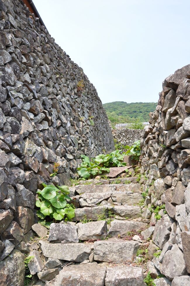 　愛媛県南宇和郡愛南町に外泊（そとどまり）集落と呼ばれる漁村があります。<br />　台風や冬の季節風から家を守るために家々を石垣で囲んでいる所で、その特異な風景に惹かれて行ってみました。<br />　のどかな空気が流れ、静かな海面がキラキラ光り、平和そのものに酔う気分でしたが、そのあと立ち寄った場所で、思いもかけず戦争の現実をつきつけられ、言葉を失いました。