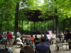 アパルトマンの窓から’１４晩春　帰国日　日曜日なれば、マルシェにオルガン、公園も　