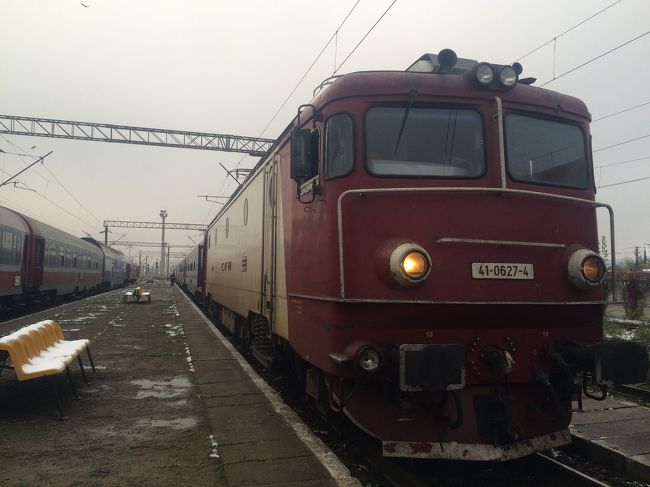 スチャバ8:40の列車に乗り変わりなない風景を見ていると雪が舞ってきた。<br />15:30ブカレスト着。<br />ケンタで時間を潰し16:40 ブカレスト出発18:29シナイア着<br />1日鉄道移動。<br />229lieの運賃<br />