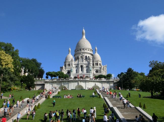 パリに６連泊するとかなり自由にパリ観光ができる。エッフェル塔に上ってみたり、セーヌ川沿いにあてもなく歩いたり、モンマルトルの丘へ行き画家達の作品を鑑賞したり、また、ベルサイユ宮殿に行き広大な庭園でお昼寝したり、と無駄な（贅沢な）時間を過ごせる。<br /><br />写真：モンマルトルの丘に建つ「サクレ・クール聖堂」<br /><br />私のホームページに旅行記多数あり。<br />『第二の人生を豊かに』<br />http://www.e-funahashi.jp/<br />（新刊『夢の豪華客船クルーズの旅<br />ー大衆レジャーとなった世界の船旅ー』案内あり）<br />