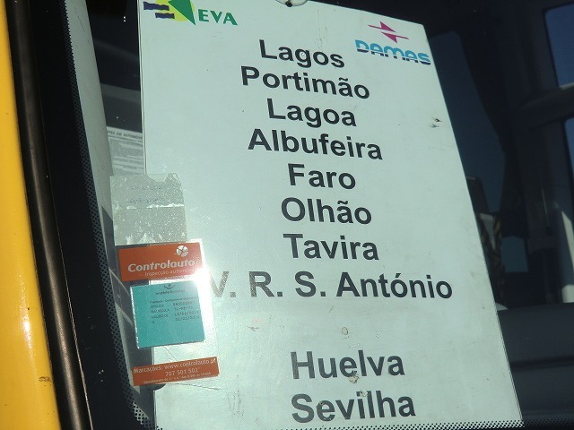 いよいよポルトガルを発ち、スペインへ移動する日が来た。<br />毎日宿を変えるような旅は初めてなのはもちろん、<br />3時間以上の長距離バスに乗ったことがなかった。<br /><br />長距離バスで、ポルトガルのラーゴスから、<br />スペインのセビーリャまで5時間30分かかった。<br />緊張し、いろんな意味で勉強になった大移動の1日だった。<br /><br />--------------------------------------------<br /><br />●日程●<br />2013/10/5～10/14。　計10日間。<br />1日目： 成田発、パリＣＤＧ空港経由、ポルトガルのリスボンＩＮ。<br />2日目： リスボン、オリエンテ、トゥネス、ラーゴス、サグレス泊。<br />3日目： サグレス、ラーゴス泊。<br />4日目： ラーゴス、ファロ、スペインのセビーリャ泊。<br />5日目： セビーリャ、ロンダ泊。<br />6日目： ロンダ、アルヘシラス、ジブラルタル、ラ・リネア泊。<br />7日目： ラ・リネア、カサレス、エステポナ泊。<br />8日目： エステポナ、フエンヒローラ、ミハス、マラガ泊。<br />9日目： マラガ空港、パリＣＤＧ空港経由、日本へ。機内泊。<br />10日目： 成田着。<br />------------------------------------------------------------<br />●旅行記●<br />カメラ不具合発生。すべてピンボケ。温かい目でご覧ください。<br />【1/7作目】http://4travel.jp/travelogue/10940088<br />【2/7作目】http://4travel.jp/travelogue/10942498<br />【4/7作目】http://4travel.jp/travelogue/10945317<br />【5/7作目】http://4travel.jp/travelogue/10946846<br />【6/7作目】http://4travel.jp/travelogue/10947807<br />【7/7作目】http://4travel.jp/travelogue/10952160<br />------------------------------------------------------------<br />●関連リンク●<br />①ポルトガル鉄道（CP）：　http://www.cp.pt<br />②ポルトガルのバス時刻検索：<br />　http://www.eva-bus.com/<br />　http://www.rede-expressos.pt/default.aspx<br />③ラーゴスのホテル「Marina Rio」<br />　http://www.marinario.com/<br />④セビーリャのホテル「Simon」<br />　http://www.simonhotelsevilla.com/home.html<br />------------------------------------------------------------<br /><br /><br /><br />