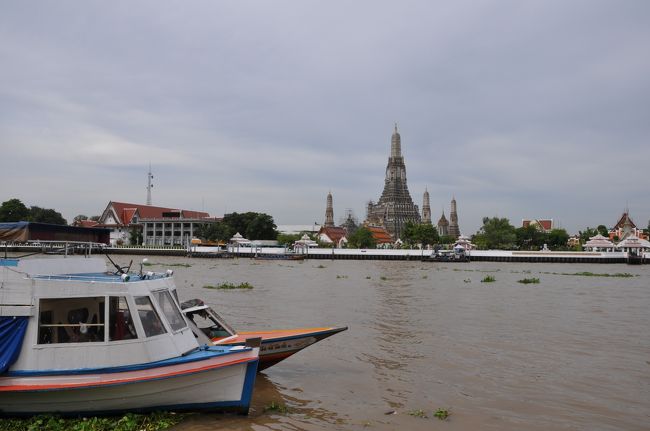 2012年の夏以来のBangkok。<br /><br />本場のﾀｲ料理が食べたくて、ﾀｲの雰囲気が味わいたくて、久しぶりにBangkokに行ってきました^^<br /><br />そして、ずっと前から泊まってみたかったSalaArunに宿泊。Bangkok1泊の弾丸旅でしたが、しっかり癒されてきました。<br /><br />UAでSingaporeに入り、Bangkokへと向かう予定でしたが、往路UAがまさかのﾌﾗｲﾄｷｬﾝｾﾙ…。<br /><br />波乱の幕開けとなった旅でしたが、WatArun三昧、ｸﾞﾘｰﾝｶﾚｰ三昧の旅、大満足のBangkokでした♪<br /><br />2014.9.20 UA 803 NRT18:00-SIN 0:10+1…ﾌﾗｲﾄｷｬﾝｾﾙ<br />2014.9.21 TR2102 SIN 6:35-BKK 8:00<br />Stay:SalaArun<br />2014:9:22 TR2109 BKK20:05-SIN23:30<br />2014.9.23 UA 804 SIN 6:00-NRT14:10 <br />