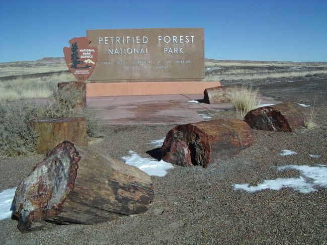 友人と2人で今日から年をまたいでアメリカ南西部の旅に出ました。<br /><br />セドナ(癒しの聖地と呼ばれてます)<br />　↓ http://www.visitsedona.com/<br />ツーソン(西部劇のテーマパークとBiosphere2という人工コロニーを回る予定)<br />　↓ http://www.oldtucson.com/ http://www.b2science.org/<br />サンタフェ(インディアンの住居で世界遺産のプエブロを回る予定)<br />　↓ http://taospueblo.com/<br />デュランゴ(蒸気機関車で冬の山中を走る)<br />　↓http://www.durangotrain.com/<br />モニュメントバレー(バック・トゥ・ザ・フューチャー3の西部劇の世界)<br />　↓http://www.monumentvalley.com/<br />アンテロープ・キャニオン(ブリトニー・スピアーズがPVを撮影した神秘的な峡谷)<br />　↓http://www.navajonationparks.org/htm/antelopecanyon.htm<br />ラスベガス(いわずと知れたギャンブルの街)<br /><br />*****************************************************<br /><br />全行程 2798mile (4477km)<br />・12月26日：ロサンゼルス ⇒ セドナ ⇒ フェニックス<br />・12月27日：フェニックス ⇒ ツーソン ⇒ フラグスタッフ<br />・12月28日：フラグスタッフ ⇒ メテオ･クレーター ⇒ 化石の森国立公園 ⇒ サンタフェ<br />・12月29日：サンタフェ ⇒ チマヨ ⇒ タオス・プエブロ ⇒ デュランゴ<br />・12月30日：デュランゴ ⇒ モニュメント･バレー<br />・12月31日：モニュメント･バレー ⇒ ラスベガス<br />・1月1日：ラスベガス<br />・1月2日：ラスベガス ⇒ ロサンゼルス