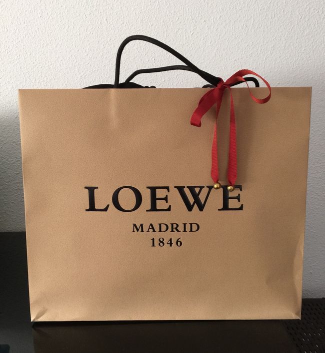 言わずと知れた、スペインを代表する高級皮革製品ブランド【LOEWE ロエベ】<br />値段はかなり張りますが、老舗の格を誇り、昔も今も良い革製品を製作しています。<br /><br />90年代にマドリードに滞在していた母が当時購入し、祖母に贈ったバッグがあります。<br />色々と持っているロエベ製品の中でも、特に良質の皮で、スベスベと手触りがとても良く、祖母が愛用していました。<br />その祖母が今年亡くなり、遺品を整理していたら出てきたバッグ。長年の利用で内袋（裏地）がハゲハゲになってしまい、ファスナーのスライダー（つまみ）も取れてしまっていました。<br />「形見として使いたいから、ロエベで補修できるか聞いてみて」と、母が東京から送ってきたバッグを、セラーノ通りのロエベに持って行きました。<br /><br />さすがロエベです。色々なパーツの補修メニューがあり、予算はその場で出ます。良心的な料金に思えました。補修はマドリード郊外の工房で、ロエベの職人によって丁寧にされます。1ヶ月もかからずに出来上がりました。<br /><br />買い物ではなくアフターケア利用ですが、ロエベの丁寧な仕事をご紹介します。<br /><br />良いものは永く愛用してもらいたい、という老舗の想いを感じました。<br /><br />因みに、日本のロエベで補修を頼んだ場合は、ちゃんとマドリードの工房に送ってこちらで補修されてから日本に送り返すそうです。