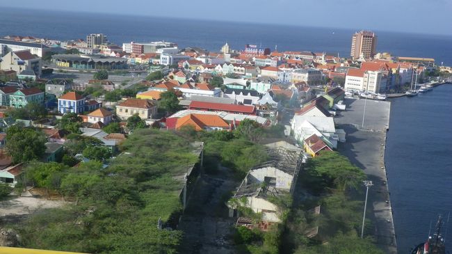 カリブ海、ベネゼーラ沖、ABC諸島にある最大の小島オランダ領キュラソーのウィレムスタッド港に朝接岸。今まで見た中米諸国と違い、明るく建物等ヨーロッパ風。