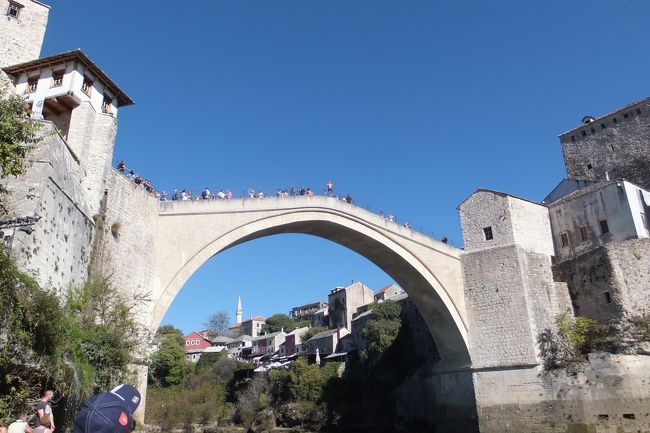 ５日目、ドブロヴニク〜バスで１１５ｋｍ→モステルの美しいネレトヴァ川が中心を流れるモステルの町のシンボルの石橋はユネスコの世界遺産に登録されている.<br /><br />オスマン帝国の長い間の影響があった時代に建てられたボスニア語の「橋の守りの人」の意味を持つスタリ・モストが内戦時に破壊されたが、当時の同じ材料を調達し２００４年に元の状態に復興された。そして２００５年にユネスコの世界遺産に登録された。<br /><br />ここからこの旅行の最大の旅行ポイントのプリトヴィッツエに３０９ｋｍ走行し宿泊。