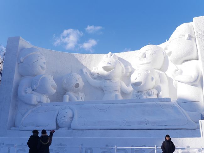 トワイライトエクスプレス乗車でさっぽろ雪まつりに行くツアー後編。<br />すず丸は、初の団体旅行になります。<br />このツアーは、道内3泊4日で、さっぽろ後、旭山動物園に行くほか、層雲峡氷瀑まつり、旭川冬祭り、支笏湖氷濤まつりを訪れます。<br />冬に慣れない雪道をレンタカーというのはたいへんだけど、ツアーなら効率よくイベントを回れるし、駐車場の心配も不要。<br />こういうときこそツアーの利用価値があります。<br /><br />初日：大阪発?トワイライトエクスプレス?<br />２日：札幌着?札幌雪まつり　札幌泊<br />３日：旭山動物園　層雲峡氷瀑まつり　層雲峡温泉泊<br />４日：旭川冬まつり　支笏湖氷濤まつり　登別温泉泊<br />５日：小樽?千歳発