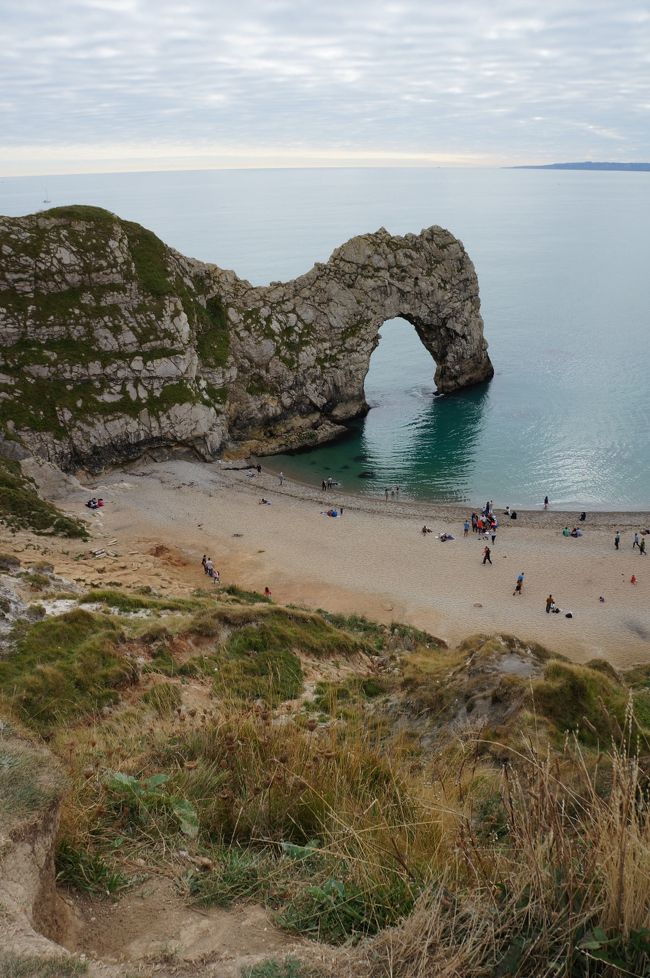 イギリス南部の世界遺産、ジュラシックコーストに化石掘りに出かけました。<br />昨年からBBCのアンディーダイナソーアドベンチャーの影響で我が家も恐竜ブーム。<br />ジュラ紀、白亜紀で出来た地層がむき出しになっているため、素人でもアンモナイトの化石を取れるとのこと。<br />１ポンドショップでハンマーを全員分購入しいざ出発。<br />車だとロンドンから３時間片道かかるため、今回は電車／レンターでの移動です。（トータルの時間を考えると、車で行くのと同じ）<br /><br />我が家は化石を発見できませんでしたが、普通ここに来た方は皆さんは発見できているようです。<br /><br />Train:Southwest Rain<br />Rent a car:Europcar<br />＠表紙：ダードルドアの天然橋