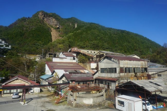 富岡製糸場が世界遺産に登録されて、最近は近代産業遺産が注目を浴びてきたように思います。私も振り返ってみれば、ここしばらくで、筑豊の炭田地帯、秋田の小坂鉱山、いわきの常磐炭鉱などを回って、それぞれに感慨深いものがありました。<br /><br />で、ずっと気になっていたのが足尾銅山。日本の鉱山の歴史ではビッグネームでしょう。いろんな時期はあったようですが、江戸時代からと歴史は古い。明治になって民間に払い下げられてからまた復活し、一時は日本一の銅山となったのですね。<br /><br />観光は、足尾銅山の坑道を利用した施設の中。トロッコ列車で、少し構内に入って、そこから引き返してくるのですが、坑道内に江戸、明治・大正、昭和の採掘作業の様子を人形の展示とともに再現しています。<br />江戸時代は、幕府の直轄であり、採掘量が減ると銭の鋳造も行っていたということで、坑道を出たところには、それを説明する施設もありました。<br /><br />ただ、これは表面的なきれいに整理したもの。私としては、公害の歴史を語る足尾歴史館の方が印象に残りました。今の日本人にとって、公害は過去のものであるという意識が強いように思いますが、それも、技術力で公害を克服したという理解もあるように思いますが、果たしてそうか。鉱山は、鉱脈が尽きて閉山したところもありますが、平たく言えば、円高によって採算が合わなくなって閉山した鉱山がほとんど。つまり、鉱山の場所が後進国に移ったことで、日本から公害の源をなくしたに過ぎないのかも。鉱物は、不純物も多く含んでいて、それを取り除く技術は、それぞれの炭鉱で異なるという話も聞きます。日本で培った技術が、後進国の鉱山でそのままあてはまるものでもないのです。それに、日本の公害技術ですら、完全なものではなかったはず。今でも鉱山があったなら、公害はそれなりに続いていたかもしれません。後進国の公害問題に無関心でいることは、やはりだめだと思います。<br />それから、産業構造の転換というのは想像以上にすさまじいものだということです。それも、たった円高という一つのことが産業を根こそぎ消滅させてしまう。そして、そうなれば、再び、円安になって採算が合うようになっても、もう支える労働力はなく、復活することはない。新たな高付加価値の産業の育成がなければ、国は滅びてしまうのです。<br />産業遺産から何を学ぶのか。まだまだ課題は過去のものではないような気がしてなりません。