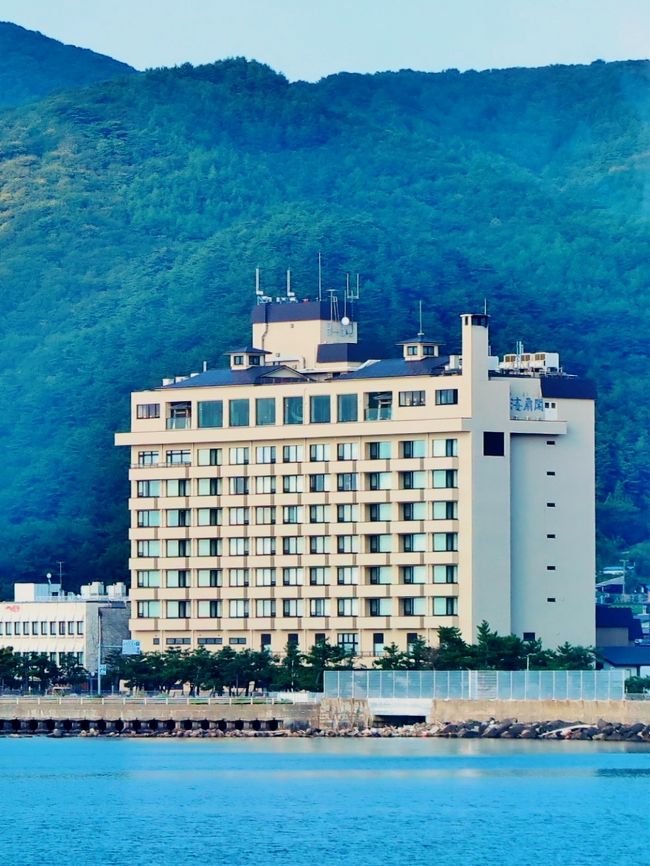 浅虫温泉は、青森県青森市(旧国陸奥国)にある温泉。歓楽街温泉として発展したことから「東北の熱海」「青森の奥座敷」とも呼ばれる。塩化物泉(含石膏弱食塩泉。新泉質名 : ナトリウム・カルシウム-硫酸塩-塩化物泉)<br /><br />平安時代の876年に、円仁が発見したとされる。発見後も麻を蒸すことにのみ温泉が使われていたが、1190年にこの地を訪れた法然が温泉への入浴を広めてから、入浴用途にも使われるようになった。 温泉名も麻を蒸すことに由来し、麻蒸転じて浅虫となった。江戸時代には本陣も置かれ、弘前藩の藩主も入浴した。 太宰治や棟方志功とゆかりがある。<br />浅虫温泉駅を中心に、大型ホテルや旅館などの宿泊施設約30軒が営業している。大型ホテルが並ぶ通りの裏手の海辺には浅虫ヨットハーバーと海水浴場のサンセットビーチあさむしがある。<br /><br />湯の島 温泉街の海釣り公園から海を隔てて800m、陸奥湾上に湯の島が浮かぶ。ボートで渡ることができる。湯の島にはカタクリの群落があり、4月に『湯の島カタクリ祭り』が催される。<br />(フリー百科事典『ウィキペディア(Wikipedia)』より引用)<br /><br />南部屋・海扇閣 については・・<br />http://www.kaisenkaku.com/kaisenkaku/<br /><br />海沿いのリゾート列車しらかみ号と仏ヶ浦遊覧 不老ふ死温泉 下北・男鹿2大半島 夫婦ふたり旅 4日間 モニターツアー<br />2日目 9月8日(月) バス走行距離:約204km<br />男鹿温泉(7:50発)= =○白神山地・十二湖・青池(青い水面が神秘的な紺碧の湖・約30分)= =◎黄金崎・不老ふ死温泉ご入浴(人気の秘湯/日本海を見渡す雄大な露天風呂・昼食約100分)= =深浦駅= =<▲五能線「リゾートしらかみ号」/波打ち際を眺めながら走る人気のリゾート列車の旅/指定席・約60分)>= =鰺ヶ沢駅= =浅虫温泉<泊> <br />夕:陸奥湾会席御膳 ; 【宿泊先:海扇閣 017-752-4411】<br />