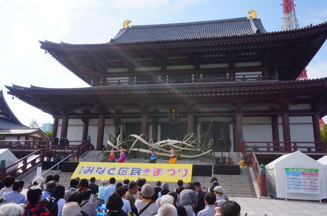 港区では、毎年体育の日を含めた3連休に、区民祭りと体育祭が催されます。<br />今年は、10月11日(土）12日(日)が区民祭り、13日(月・祝)に体育祭が行われました。<br /><br />首都圏に詳しくない方のために少し説明させていただくと<br />東京都港区は、山手線(環状の電車)の駅で言うと、品川、田町、浜松町、新橋駅周辺に位置します。<br />山手線の内側では、赤坂、六本木、麻布、白金、青山の一部が港区です。<br />フジテレビがあるお台場も港区ですが、有明は江東区になります。<br /><br />区役所は増上寺の向かい(浜松町)にあり、区民祭りは増上寺を中心に、隣の芝公園や東京プリンスホテルなどが会場になります。<br /><br />日曜日には、無料送迎バスも運行され、お台場など少し離れた場所からの参加者の事も考えられています。<br />白馬が先導する警視庁騎馬隊によるパレードも日曜日にあり、とても華やかです。<br /><br />今年は、台風の接近で日曜日が雨予報だったので、土曜日に行ってきました(実際は日曜日も晴れました)