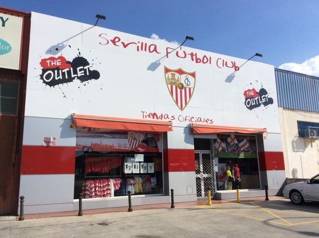 Sevilla Santa Justa駅からMadrid方面へ線路沿いにひたすら歩く事、約30分。<br /><br />Sevilla FC The Outletは観光客は絶対に来ないであろう、ロードサイドの倉庫街にポツンと立地していた。<br /><br />中に入ると、1〜3シーズン前のアパレル類やグッズが格安で展開されており、最新モデルにこだわらないのであれば、非常にお得だと思う。<br /><br />中には、スタジアム併設店や市街サテライト店では取扱いすらない、Sevilla Atleticoのユニフォームも販売されており、レアもの好きにはたまらない。<br /><br />以前から欲しかった13-14シーズンのホームユニフォームと、お土産用にSevilla AtleticoのGKユニフォームなどを購入。<br /><br />帰路の途中で、旧市街行(Plaza Ponce de Leon 15番系統)のバス停を発見したため、バスで旧市街まで戻ることができた。<br /><br />※これから行かれる方へ<br />Plaza Ponce de Leonから15番のバスに乗り、Av. Asoc. de Vecinos (Parque Atlántico)で降車すれば、徒歩5分程でSevila FC The Outletへ行けるため、便利だと思います。お金に余裕のある方は、ワンメーター位なのでタクシーを使いましょう。<br /><br />Plaza Ponce de Leonはカテドラルから徒歩10分以内です。
