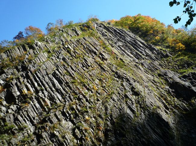 黒部峡谷や大杉谷等、日本三大峡谷の一つとして知られる「清津峡」<br />昭和24年9月に上信越高原国立公園に指定され、学術的資料の宝庫と言われています。<br />川を挟んで切り立つ巨大な岩壁は全国に誇るＶ字型の大渓谷で、国の名勝・天然記念物にも指定されている。<br />雄大な柱状節理の岩肌と清津川の急流の取り合わせはダイナミックで、訪れる人々に深い感動を与える。<br />平成8年に観賞用として「清津峡渓谷トンネル」が完成して、4つの見晴所から雄大な渓谷美を堪能できる。<br />※冬期間（1/15〜3/14）休業<br />温泉街の清津峡湯元温泉が入り口に有り、立ち寄り入浴所や旅館も有る。<br />食堂やお土産も有るので、一日散策できる。<br />又、川原にも降りて清流にふれたり遊ぶ事も出来る。<br /><br />