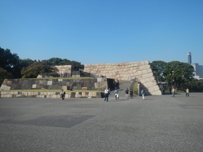 １０月３０日。<br />東京駅近くで所要があったので、その前後に大手町から江戸城跡から東京駅、八重洲口側に回って日本橋まで歩いてみた。<br /><br />この日の電車賃５０９円×２、ラーメン７２０円、自転車預け１００円。<br />