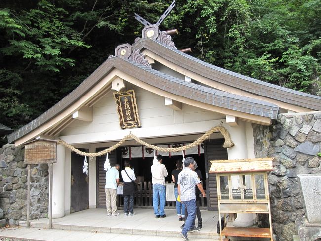 　今回はパワースポットとして知られる戸隠神社へ行ってきました。<br />　自己覚醒・人生開運を願う方は、5社全ての参拝で運気のバランスがとれるとのことで、早速出発です。<br />　順番は宝光社→火之御子社→中社→奥社・九頭龍社の順で参拝した法がベストなんですが、ちょっと違ってしまいました((+_+))<br /><br />　全て廻る時間のない方は、奥社・九頭龍社と中社へは参拝したほうがいいそうですよ。<br /><br />　鏡池までウオーキング、今日は一日で25,000歩以上歩きました。<br />お天気も最高！疲れた体に風がとっても気持ちいいですね\(^o^)／