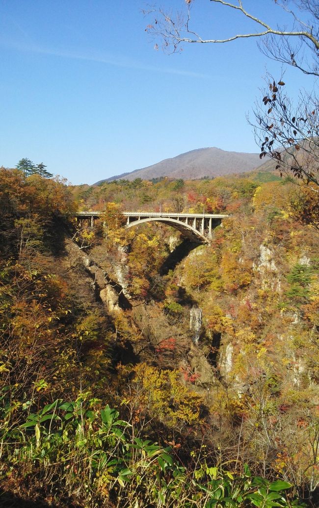 今年は10年に一度の紅葉当たり年とのこと。<br /><br />先日の十和田湖が雨だったため、晴れ日の紅葉リベンジは鳴子峡!<br /><br />温泉も入れて一石二鳥！