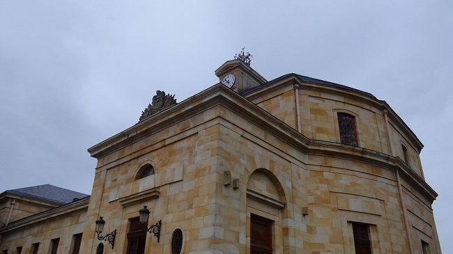 ゲルニカの最初の観光は、バスク議事堂ですが、その前に公園の中でトイレ休憩をし、その後議事堂まで歩いていきました。<br /><br />議事堂の観光は、1グループ単位になっていて、先の見学者が出た後でなければ入場できませんでした。<br /><br />長い間、ビスカヤ人の伝統的な議会は、自由の象徴であった「ゲルニカのオークの木」の下で開かれてきたと云う。現在では初期の木が枯れて庭に展示されていて、その後継が立派に育てられていました。<br /><br />写真が多いので、2冊に分けています。<br /><br />写真は、バスク議事堂の建物。