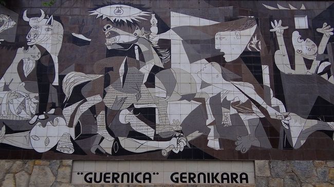 スペインの内戦時、ドイツ軍の激しい爆撃を受け、その悲惨な様子を描いた・・・パブロ・ピカソの『ゲルニカ』のレプリカが通りの壁面に描かれていました。<br /><br />写真は、その絵。