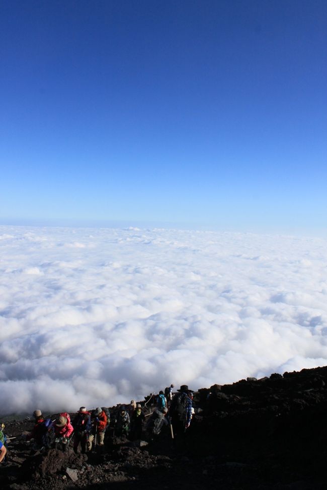 いつかは登ろうと決めていたけど、<br />なかなか実現できなかった富士山登山。<br />今年やっと登れました。<br /><br />急に思い立ってから、予約まで早かった。（*^_^*）<br /><br />そして、晴天に恵まれ絶景の雲上の中を歩けたこと。<br />こんなに素晴らしい景観はやはり日本一の山。<br /><br />山小屋で見た天の川。<br />影富士。<br />剣ヶ峰で見た御来光。<br /><br />登山のしんどさも吹き飛ぶ富士山登山でした。<br /><br /><br /><br /><br />、<br /><br />