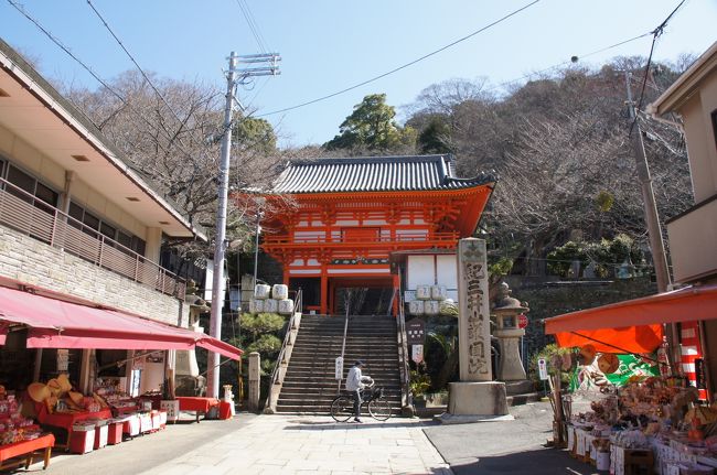 さて、楽しかった南紀の旅もいよいよ最終日。<br />白浜を出発して阪和自動車道で和歌山市をめざします。<br />この日も天気は最高！道路は空いてるし、<br />気持ち良いドライブを楽しみます。<br />ほどなく、南海ＩＣに到着、紀三井寺を目指します。<br />ここ南海ＩＣはポルトヨーロッパの最寄りのＩＣでもあり<br />過去に３回ほど訪れているので、慣れたものです。<br />紀三井寺はすぐです。ところでお寺の門前右手に大きな<br />駐車場がありますが、向いのお土産やさんの駐車場です。<br />不用意に留めると、お買い物をすることになります。<br />まあ、どうでも良いことですが・・・<br />さて紀三井寺でのお参りをすませて和歌山城へ、<br />お城の中をうろうろして、お昼ご飯も済ませて<br />最後のお寺、粉河寺を目指します。<br />地図では、近くに見えたのですが実際走ると結構あって<br />和歌山を出て３０分以上かかりました。<br />粉河寺の参拝を終えて、今回の旅行のイベントはおしまい。<br />あとは、一路京都（自宅お）を目指します。<br />どこから帰ろうかと迷いましたが、やっぱり奈良経由で<br />下道で帰りましたが、ところどころ、完成前の高速道路が<br />共用されている部分があり、以外とスムーズに大和高田<br />まで到着、その後もいつもの渋滞はあったものの、比較的<br />スムーズに京都まで帰還できました。<br />奈良南部の京奈和道が完成すると、和歌山までかなり<br />早くいけるようになりますね。楽しみです。