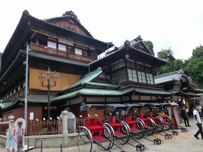 道後温泉本館は3000年の歴史がある名湯で温泉施設としては国内初の国の重要文化財に指定。<br />ミシュランガイド3つ星施設で、更に世界でも有名になり、観光客が押し寄せてる状態です。<br /><br />昔、ここに入った時には、芋洗い状態で大変混雑していた印象が残っておりますが、先述の知名度UPから昔以上に混雑が予想されたので近くの花ゆづきの展望温泉に入りました(^^ゞ<br /><br />この旅行記は道後温泉街を散策したものです。<br /><br />