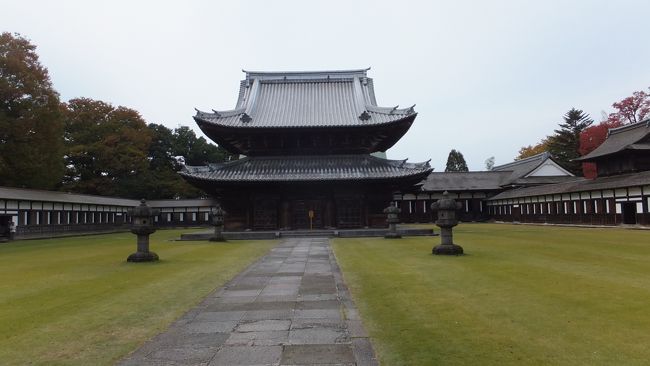 旅行会社から送られてくるパンフレット誌を見ていると、富山県にある「船でしか行けない秘境の一軒宿」というのが目についた。<br /><br />家内に話すと、以前TVで観たことがあるとか。<br /><br />それじゃ、一度行ってみますか・・・。<br /><br />飛行機は、貯まったANAのマイル。<br />「大牧温泉観光旅館」宿泊は、楽天トラベルで一泊朝・夕食付き二人で43,200円(税込)です。<br />移動はレンタカーです。<br /><br />★先ず最初に行くのは、富山の旅ではやっぱり外せない高岡市「瑞龍寺」。<br />早速、向かいます。<br /><br />★①高岡の「瑞龍寺」参拝<br /> ②「庄川水記念公園」~秘境の湯「大牧温泉」上陸<br /> ③秘境の湯「大牧温泉」を堪能<br /> ④木彫りの里「井波」散策<br /> ⑤「城端」エリアを観光<br /> ⑥世界遺産「五箇山」観光<br />