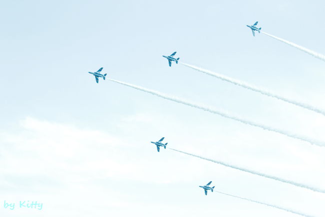 撮影仲間とブルーインパルスを撮りに初めて入間基地航空祭へ行ってみた♪<br />航空ショーとか今まで全く興味なかったけど、実際その展示飛行を間近で見てみるとカッコ良すぎる！！<br />ものすごいスピードと迫力でかなり感動してしまった〜。<br /><br />そんなとってもカッコいいブルーインパルスですが、男前なブルーインパルスは皆さん沢山撮られているので、逆にゆるかわいいブルーインパルスを撮ってみました♪<br />あんなにキリっとしていたブルーインパルスがおもちゃみたいでかわゆすぎる☆<br />すっかり気に入ってしまったので、来年もまた航空祭行きたいな。<br /><br />☆航空自衛隊入間基地↓<br />http://www.mod.go.jp/asdf/iruma/<br /><br /><br />