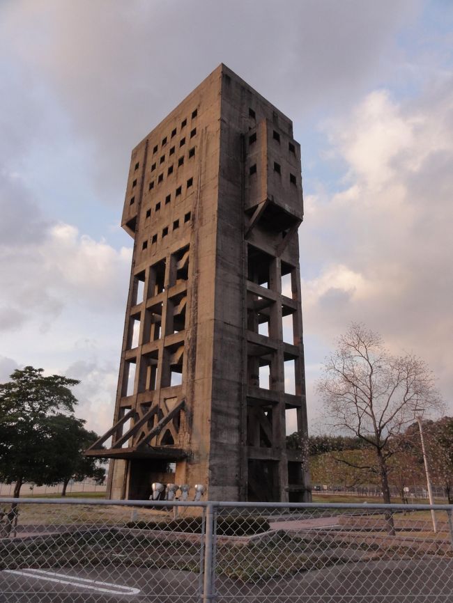 　福岡県の志免町をご存知でしょうか。福岡市に隣接し、福岡空港に近い町です。ここに戦前に造られた旧志免鉱業竪坑櫓があります。そびえ立つその姿は圧倒的な存在感と迫力があります。旧日本海軍が石炭掘り出しのために建設。戦後は民間に移り、石炭を掘り出し続けました。ぜひ間近で眺めてください。日本の産業遺産のすばらしさの一端に触れることができます。