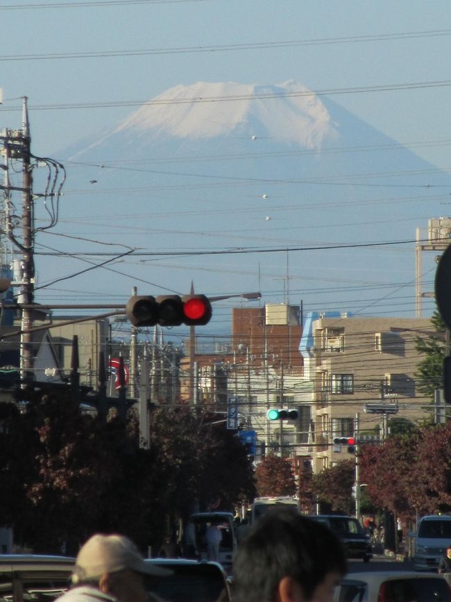 11月4日、午前7時25分頃に上福岡駅から素晴らしい富士山が見られた。　西高東低の天気のせいか富士山はくっきりと見られた。　積雪の量は未だ少なく珍しい山容の富士山であった。<br /><br /><br /><br />＊写真は上福岡駅から見られた富士山