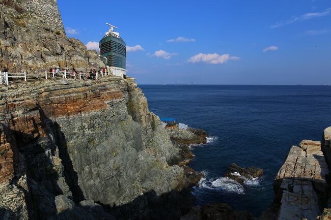2014年3月スターフライヤーで行く韓国 釜山・統営 3日間美味しい物を食べよう!の第2弾。今回は福岡博多港からJR九州のビートル4枚切符を利用し釜山観光をしました。前回は無計画で観光地も決めてなかったので失敗が多く、その反省から今回は観光する所を決め、人気急上昇中の甘川洞文化村(カムチョンドンムナマウル)と昔行った事のある太宗台(テジョンデ)を観光をしました。また偶然見つけた多大浦海水浴場の光と音楽の噴水。ここも釜山の新しい観光名所となる予感がしました。<br /><br />第2回は太宗台(テジョンデ)を紹介します。<br /> <br />全日程<br />2014年11月1日(土)<br /> 博多8:30分発 JF101便 プサン11:25分着<br /> 午後 東菜<br /><br />11月2日(日)<br /> 午前 甘川洞文化村(カムチョンドンムナマウル)<br /> 午後 太宗台(テジョンデ)<br /> 夜 多大浦の光と音楽の噴水<br /><br />11月3日(月)<br /> 午前 甘川洞文化村(カムチョンドンムナマウル)<br /> プサン20:05分発 JF248便 博多17:10分着<br /><br />写真は、展望台から見た太宗台(テジョンデ)<br /><br /><br />