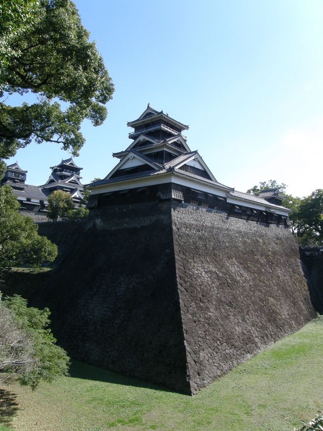 日本100名城巡り<br />☆４城目☆熊本城（No.92）<br /><br />名城のいろいろランキングでもベスト３に入ることが多い熊本城（別名「銀杏城」）。<br />壮大なスケールの城内は見どころが満載で、はるばる熊本まで来てよかったしまた来たいと思う、これこそ名城といえる素晴らしいお城でした。<br />