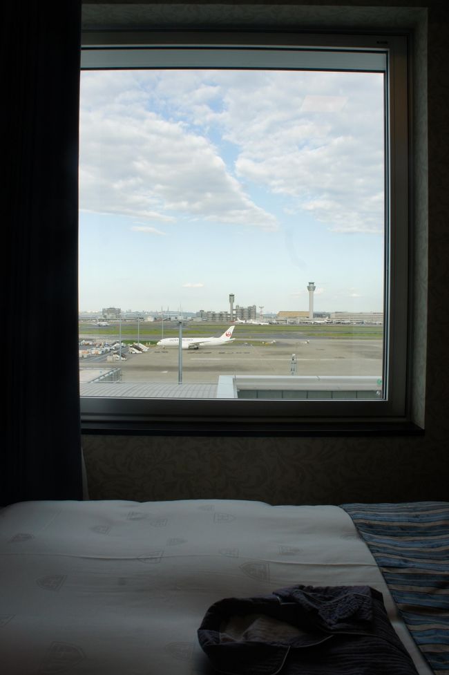 ロイヤルパーク ホテル ザ 羽田 プレミアムフロアに宿泊した際の滞在記です。部屋は駐機場側のプレミアムデラックスツインでした。部屋は快適でしたし、なにより部屋からたくさんの飛行機を見ることができたのでとても楽しい滞在となりました。