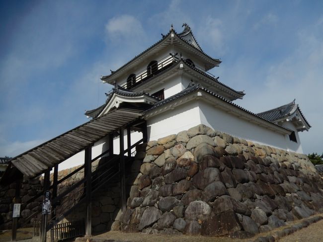 塩釜市内の水産物卸市場で買物をして亀喜寿司で昼食をすませて、仙台宮城峡のニッカウヰスキー仙台工場での工場見学と試飲・買物をしてから宿泊の仙台作並温泉にある大きな旅館「鷹泉閣岩松旅館」に、温泉と食事を楽しんで、翌日、高速道経由で白石市へ移動して、歴史とロマンを今に伝える「白石城」を見物、大手二門から入り復元された天守閣（三階櫓）から周辺の山々の眺めを楽しみました。<br /><br />お城見物の後は、そばにある白石の名産品である温麺（うーめん）が食べられる、白石うーめん「やまぶき亭」でうーめんの定食を食べて白石市内を出ました。