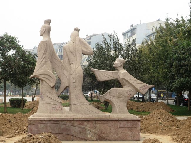 中国戦国時代の七雄の一つ趙の国の都「邯鄲」と甲骨文字で名高い殷墟のある「安陽」の二か所とその近郊の史跡(商末、戦国、三国)を二泊三日で訪ねてきました。<br /><br />なかなかに面白い旅でしたが、しかし、最後にはとんだハプニングが、・・・<br /><br /><br />行程 その一<br /><br />11/1<br />上海浦東空港 → 邯鄲空港 MU5637、約2時間<br />邯鄲空港 → 黄梁夢呂仙祠 Taxi、約30分<br />黄梁夢呂仙祠 → 叢台公園 Taxi、約20分<br />叢台公園 → 学歩橋 Taxi、約8分<br />学歩橋 → 邯鄲故城 Taxi、約6分<br />邯鄲古城 → 藺相如回車巷 徒歩、約8分<br />藺相如回車巷 → ホテル Taxi、約15分<br /><br />行程 その二<br /><br />ホテル → 趙王城遺跡公園 Taxi、約25分<br />趙王城遺跡公園 → 叢台広場 Taxi、約25分<br />叢台広場 → ホテル 徒歩、約20分<br />11/2<br />ホテル → 鬼谷子故里 Taxi、約60分<br />鬼谷子故里 → ?睫城博物館 Taxi、約5分<br />?睫城博物館 → ?睫城遺跡 Taxi、約12分<br />?睫城遺跡 → 曹操高陵 Taxi、約40分<br />曹操高陵 → 殷墟宮殿宗廟遺跡 Taxi、約45分<br /><br />行程 その三<br /><br />殷墟宮殿宗廟遺跡 → ホテル Taxi、約90分<br /><br />行程 その四<br /><br />ホテル → ?姜里城遺址 Taxi、約25分<br />?姜里城遺址 → 文峰塔 Taxi、約30分<br />文峰塔 → ホテル 徒歩 & ETC.<br />11/3<br />文峰塔 → 鄭州空港 Taxi、約2時間半<br />鄭州空港 → 上海虹橋空港 FM、約2時間<br /><br />その一は、故事成語の街「邯鄲」を旅します。<br /><br />写真は邯鄲市内の「学歩橋」の故事に関する記念碑。<br /><br /><br /><br /><br />