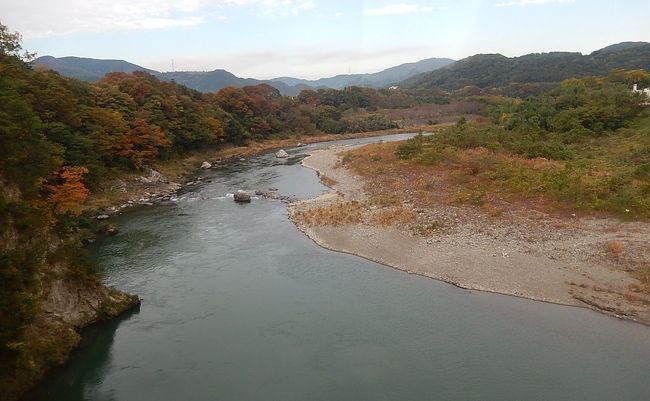 11月5日前橋で展示会がありそれに参加するために、午前6時43分に東武東上線に乗って上福岡駅を出発し、小川町迄乗る。　小川町で午前7時54分発の八高線に乗り、高崎へ向かった。<br />久しぶりに見る八高線の風景は秋の景色で旅情を煽った。<br /><br /><br /><br />＊写真は折原〜寄居間で見られた荒川の風景