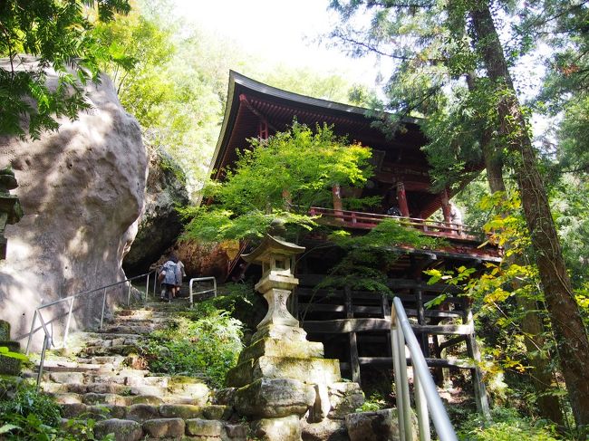 年「秩父札所」は12年に1度の午歳総開帳の年・・・<br /><br />関東平野の最西部にある四方を山に囲まれた秩父盆地は<br />昔から信仰の地として巡礼の人々を迎えてきたそうです。<br /><br />秩父札所三十四ヶ所は文暦元年(1234年)に十三賢者が札所を<br />定められたとされ、西国三十三ヶ所・坂東三十三ヶ所とともに<br />日本百観音に数えられています。<br /><br />総開帳とは普段は閉じられた厨子の扉が開かれ、普段は「秘仏」<br />とされるご本尊さまとお手綱でつながれる特別な期間です。<br /><br />総開帳が午歳に行われるのは、馬が観音さまの眷属であるからだと<br />言われています。秩父札所の創建は今から780年前の甲午歳。<br />今年「秩父札所」は十二年に一度の午歳の中でも特別な六十年に<br />一度という「甲午歳」の総開帳を迎えています・・・<br /><br />満願成就を願って観音さまがほほえむ秩父札所の旅へ・・・・<br /><br />山道も多い秩父札所。今回は1人で公共の交通機関を使いのんびりと<br />周ろうと思うので、予定では7〜10回で札所巡りをする予定。<br /><br />純粋な巡礼とはならないかもしれないけれど・・・美しい秩父の自然・<br />秩父のグルメや温泉も合わせてお伝え出来ればなと思います♪<br /><br />第7回目の札所巡りは・・・「26〜29番」のお寺を巡って来ました。<br /><br /><甲午歳総開帳・秩父札所巡り6>▼<br />http://4travel.jp/travelogue/10941868<br /><br />前回の札所巡りから半月・・・。忙しかったり、箱根旅行が入ったりと<br />なかなか訪れる事が出来なかったけど、秩父札所のご開帳期間も<br />いよいよ1ヶ月を切って、ちょっぴり焦り気味の私。<br /><br />前回は、いつもより出発が遅くなった為レンタサイクルが全部出払ってしまい・・・<br />せっかく秩父まで来たのに、札所1ヶ所しか周れないと言う結果に。<br />でもその為に、ダリア園も見れたし遠いい30番にも行く事が出来たので<br />結果オーライと言えば、そうなんだけど・・・。<br /><br />今回は気合いを入れて、まずは一番大切な自転車をキープ。<br />座布団持参したので、前回周れなかった26番〜29番を周ります!<br />今回の最大の山場はなんと1ヶ所目のお寺と言う事でいきなりやってくる。<br /><br />26番奥の院への300段の石段の旅・・・。さて、私の膝は持つのか?<br />無事に札所巡礼は出来たのか? とっても素敵な1日となった7回目の<br />秩父巡礼旅を2回に分けてご紹介します♪