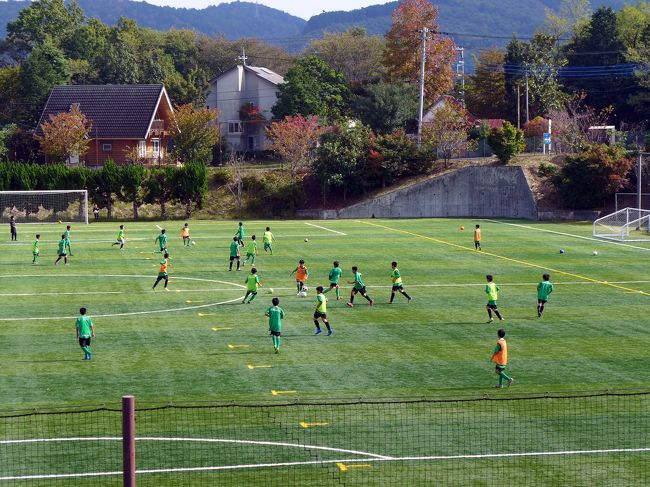 次男が所属しているサッカークラブチームでは、専用のグランドを持っていないので、毎回あちこちのグランドを借りて練習をしています。<br /><br />この日の練習は中伊豆ワイナリーヒルズ 志太スタジアムを借りて行うことになって、１年生は早朝からグランドに向かいました。<br />