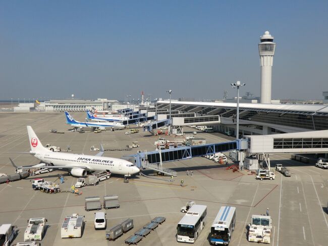 皆様、こんにちは。<br />オーヤシクタンでございます。<br />楽しい旅も最終日になりました。<br />今日は、知多半島中央部の古い街並みと新しく開発された地域を巡ります。<br /><br />表紙写真‥中日本の空の玄関口…中部国際空港(セントレア)。<br />―――――――――――――――――<br />旅行期日‥平成26年11月5日(水)~7日(金) 2泊3日。<br /><br />11月7日(金) 第3日目 (晴れ)<br /><br />※半田市内散策(8:00~9:00)<br />↓<br />★知多バス:中部国際空港行<br />知多半田駅9:13→INAXライブミュージアム前9:33<br />↓<br />※常滑市内散策(9:35~11:00)<br />↓<br />★名古屋鉄道:空港特急 中部国際空港行<br />常滑11:02→中部国際空港11:06<br />↓<br />※セントレア見学(11:10~14:10)<br />↓<br />★名古屋鉄道:空港特急 名鉄岐阜行<br />中部国際空港14:17→名鉄名古屋14:54<br />↓<br />★東海道新幹線:こだま664号<br />名古屋15:29→新横浜17:57<br /><br />〔紀行文〕<br />ついに迎えた最終日。<br />今日はどこに行こうか…<br />ホテルがあるのは、知多半島中央部の半田と言う街である。<br />実は15年ほどに前、半田に来た事があった。<br />味ぽんで有名なミツカン酢の本社があり、酢の博物館を見学した事だけがおぼろげに記憶に残っている。<br />昨日、知多半田駅で観光マップを貰って来た。<br />半田は江戸時代から醸造が盛んだった所で、マップを見ると、今も当時の面影を残す場所がたくさんあるようだ。<br />駅に向かう途中に散策をすることにしよう。<br />昔、半田運河からは、酒や酢などが運び出されており、周辺には黒板囲いの醸造蔵がたくさんある。<br />この街のイメージカラーは何か?…と聞かれたら大半の人は「黒」と答えるだろうと思うくらい、みごとに黒い。<br />早歩きで巡って1時間。<br />正直言って時間がもう少し欲しい所だった。<br /><br />知多半島の東側に位置する半田から、その反対側‥西側に位置するのが、やきもので有名な街‥常滑である。<br />路線バスに乗り、20分ほどで常滑市内にある、INAXライブミュージアム前に着いた。<br />常滑には、衛生陶器メーカー大手のINAX(現在のLIXIL)があり、便器やタイルなどの生産を行っている。<br />そこにINAXライブミュージアムと称して敷地内に、世界のタイル博物館や窯のある広場.資料館などがあり、土とやきものの魅力に出会うことができる。<br />ブラブラしていたら、朝のバイキングで元をとってやろうと、大食いしたのがいけなかったのか…<br />お腹の具合が悪くなってきた。<br />グルル…と腹が下ってきている。<br />事態は深刻な状況になった。<br />しかし、神(紙)は我を見捨てなかった。<br />なんと、INAXライブミュージアムの隅に、トイレパークと言うトイレが主役の、こじんまりとした公園があったのだ。<br />個室にかけ込むと、そこは川のせせらぎを聞きながら用が足せる、天国のような癒しの空間であり、 地獄から天国とはこの事を言うんだな‥と実感!<br />さすが、便器メーカーのINAX !‥と心の底から感謝した 。<br /><br />身も心もスッキリして、常滑の中心街へ向かった。<br />常滑はやきものと海運で栄えた街である。<br />時代を感じさせる黒色の日本家屋が並ぶ通りを散策し、やきもの散歩道へと入っていき、狭い路地をゆくと、今は使われなくなった登窯や、レンガ造りの煙突が並ぶ風景が目に入り、街の雰囲気が素朴な感じがした。<br /><br />半田、常滑‥と、昔からの懐かしい町並みを見た後は、新しい街‥中部国際空港(セントレア)へ…<br />空港ターミナルのスカイデッキに立つと、これから国内外各地に向かう航空機が並んでいて、飛行機で何処かに行きたくなってしまいそうだ。<br />昨日、フェリーから空港を眺めたが、今日は空港から海を眺めた。<br />天気はいいのだが、冷たい強い風がデッキに吹きつけて寒い。<br />歩いて汗をかき、冷たい風にさらされた体を癒そうと向かった先は…<br />`風の湯´と言う空港内の温浴施設。<br />空港に来た最大の目的は風呂である。<br />今まで、色々な旅をして来たが、お風呂目当てに空港に来たのは、今回が初めて… <br />フル〇ンで、滑走路や飛行機を眺めるのも初めての経験だ。<br /><br />名古屋から新横浜まで鈍行列車で帰る‥と言っても、東海道新幹線の鈍行列車…こだま号に乗って帰途についた。<br />割安なプランがあったので、僕のような金ナシでも贅沢にグリーン車に乗れる。<br />グリーン車は、のぞみ、ひかりと同じ。<br />飛行機のビジネスクラスのような、ゆったりとしたシートだ。<br />名古屋を発車したこだま号は、三河安城、豊橋、浜松… と各駅に停車していく…<br />大半の停車駅では、のぞみやひかりにぶち抜かれるので停車時間が長い。<br />それでも、走っている時はバビュンバビュンと飛ばし、名古屋から新横浜まで2時間30分しかかからなかった。<br />滅多に新幹線には乗らず、鈍行列車ばかり乗っている僕には速く、快適で、ありがたいと感じた。<br />名古屋を出発する時、ガラガラだった車内は、静岡あたりから混み始め、新横浜に着く頃には、普通車自由席は立席がでるほどの盛況ぶりになっていた。<br /><br />18:57<br />僕を乗せた、こだま号は、定刻に新横浜駅に着いた。<br />新幹線開業当時の新横浜駅は田んぼや畑に囲まれ、人よりタヌキの方が多いんじゃないか… と思う、のどかな駅だった。<br />あれから、50年…<br />周辺にはビルが並び、駅自体にも立派な駅ビルが完成し、当時の面影は全くなくなってしまった。<br />50年後には、どんな駅になっているのか?<br />リニアが主役で、かつての超特急は在来線になってしまうのか…<br />そんな事を考えながら、家路についた。<br /><br />-完-<br /><br />御視聴下さいましてありがとうございました。<br />又、お会いしましょう。<br /><br />お知らせ<br />東京から‥ぐるっと1500キロの旅 その2 太平洋フェリーきそ乗船記を執筆中に謝って投稿してしまいまして、下書きに戻した為、一時、ブログが見られなくなっていましたが、ブログが完成しましたので閲覧できます。<br />申し訳ございませんでした。<br />お時間がありましたら、ご覧下さい。<br />今後もお付き合いをよろしくお願い申しあげます。<br /><br />東京からぐるっと1500キロの旅 その2 太平洋フェリーきそ乗船記。<br />PC‥ http://4travel.jp/travelogue/10949824<br />スマフォ‥ http://i.4travel.jp/travelogue/show/10949824<br /><br /><br /><br /><br /><br />