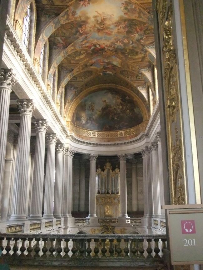 私の旅行ではありませんが、デルタスカイマイルの特典旅行発券の記録のためアップしたいと思います。<br /><br />ノースウエスト航空のワールドパークスを貯めていたのですが、ノースウエスト航空と合併後の新生デルタ航空のスカイマイルは、当初ノースウエスト航空の特典基準が引き継がれましたが、すぐに改悪され使い勝手が悪くなりました。<br />また、当時はデルタ航空がキャッシュが欲しかったのか頻繁にトランスファーマイル(移行)1.5倍ボーナスキャンペーンを実施していました。ここ2年以上は実施していませんが・・・<br />そこで、マイルのキャッチボールをし、計20万円の投資をしてヨーロッパビジネスクラス2人分の24万マイルを貯めて娘の新婚旅行にでも使えればと備えていたところ、下の娘が先に結婚の運びとなりました。<br /><br />デルタ航空はスカイチームに所属しているので、アリタリア航空とエールフランスを使えば往復直行便でローマ、パリの周遊ができます。デルタ航空の特典はデルタ航空以外の提携航空会社だと必要マイルが固定されていますので提携航空会社で発見するほうが安いマイルで利用できます。<br /><br />特典航空券とホテル(ローマ:ボスコロ エクセドラ パリ:ウエステインパリ)私が予約し、観光はマイバスツアーを利用してもらうこととしました。<br /><br />日程は下記のとおりです。<br /><br />2010/11/5<br />関西発 AZ793便 14:20発 19:15ローマ着<br />(B772マニフィカクラス)<br /><br />11月6日 <br />ローマ市内半日観光<br /><br />11月7日 <br />ナポリ・カプリ島1日観光<br /><br />11月8日 <br />ローマ発AF1505便 PM1:00発(A320ビジネスクラス) <br />パリ着 PM3:10 <br />(夜)ナイトツアー・エッフェル塔デイナとセーヌ川クルーズ <br /><br />11月9日 <br />パリ市内午前観光 <br />ベルサイユ宮殿観光 <br /><br />11月10日 <br />モンサンミッシェル観光<br /><br />11月11日 <br />ルーブル美術館観光 <br /><br />2010/11/12 <br />パリ発AF292便 13:40発(B772 ビジネスクラス:アフェール) 機中泊<br /><br />2010/11/13 関西着9:20 <br /><br />この旅行記のアップ日現在(2014/11/8)、上の娘から航空券を頼まれており、デルタスカイマイルを貯めています。現在、26万マイル、後は移行するだけでヨーロッパビジネス2人分28万マイル(特典改悪により必要マイル数アップ)となります。<br /><br />ただし、この航空券がいつ発券できることやら・・・<br /> <br /><br /><br />