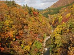 渓谷の紅葉が色鮮やかな小安峡を散策（秋田）