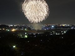 秋の夜空の菊花と花火会席を楽しむ