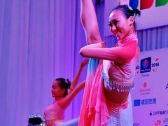 旅EXPO -1　中国；海南島民族ダンスパフォーマンス　☆美女たちの舞踊　優雅に
