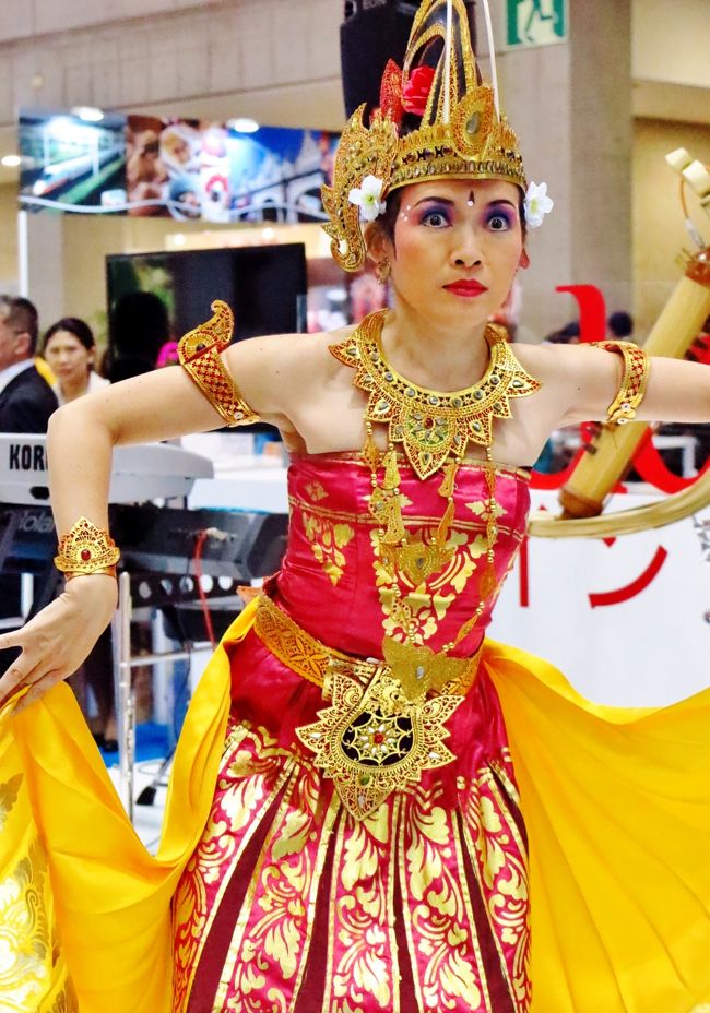 インドネシアの舞踊はインドネシアの伝統音楽に合わせて、身体を使って喜怒哀楽を表現する芸能のことを言う。<br />民族によって、アチェ舞踊、ミナンカバウ舞踊、マレー舞踊、パプア舞踊、マルク舞踊、マナド舞踊、ブギス舞踊、ダヤッ舞踊、バリ舞踊、ジャワ舞踊、スンダ舞踊、ブタウィ舞踊に分類される。<br />儀式用の舞踊: バリ州（サンヒャン・ジャラン、サンヒャン・ルリピ、サンヒャン・ドゥダリ）<br />観賞用：ワヤンスンダ、トペンチルボン<br />新作舞踊：クビャルトゥロンポン、ジャイポンガン、ピリン　デュエット：レゴン<br />内容による分類：<br />ワヤン舞踊　　ワヤン劇の一部分を表現<br />民族舞踊　　それぞれの民族文化を反映<br />仮面舞踊　　仮面（トペン）をつけて演じる<br />（フリー百科事典『ウィキペディア（Wikipedia）』より引用）<br /><br />ツーリズムEXPOジャパンは、日本観光振興協会、日本旅行業協会（JATA）が主催<br />1977年から始まったJATA旅博と、1995年から始まった旅フェアの二つの展示会が2014年から統合し、新たにツーリズムEXPOジャパンと改称された。国内でも有数の規模を誇る旅行業界の見本市となる予定。　　<br />東京ビッグサイト東展示棟1-6ホール　　2014年9月27日、28日、<br /><br />出展する国や地域が趣向を凝らしたブースで旅気分を味わい、国内、海外の様々なステージパフォーマンスを一緒に楽しんで、もちろん日本・世界のグルメも充実。<br />(英文)：JATA Tourism EXPO Japan 2014　テーマ 「新しい旅が始まる。」<br /><br />ツーリズムEXPOジャパン公式サイト　については・・　<br />http://www.t-expo.jp/<br />http://www.t-expo.jp/guide/timetable.html<br />