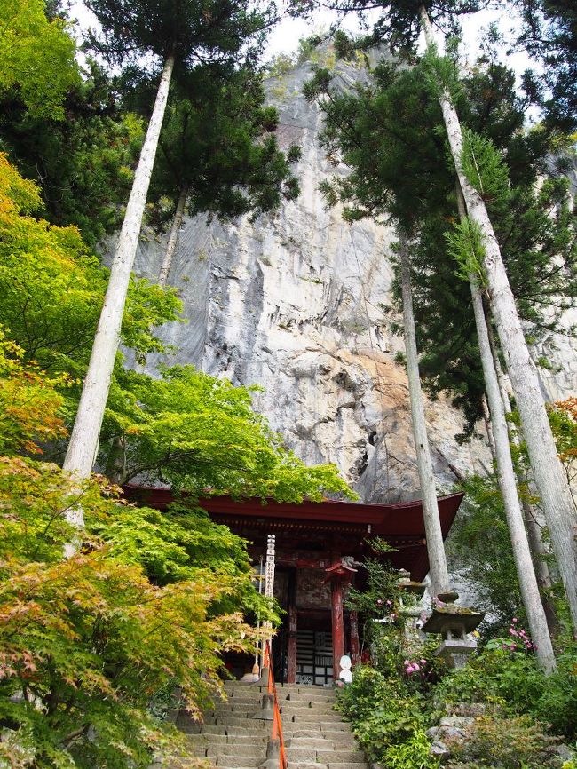 今年「秩父札所」は12年に1度の午歳総開帳の年・・・<br /><br />関東平野の最西部にある四方を山に囲まれた秩父盆地は<br />昔から信仰の地として巡礼の人々を迎えてきたそうです。<br /><br />秩父札所三十四ヶ所は文暦元年(1234年)に十三賢者が札所を<br />定められたとされ、西国三十三ヶ所・坂東三十三ヶ所とともに<br />日本百観音に数えられています。<br /><br />総開帳とは普段は閉じられた厨子の扉が開かれ、普段は「秘仏」<br />とされるご本尊さまとお手綱でつながれる特別な期間です。<br /><br />総開帳が午歳に行われるのは、馬が観音さまの眷属であるからだと<br />言われています。秩父札所の創建は今から780年前の甲午歳。<br />今年「秩父札所」は十二年に一度の午歳の中でも特別な六十年に<br />一度という「甲午歳」の総開帳を迎えています・・・<br /><br />満願成就を願って観音さまがほほえむ秩父札所の旅へ・・・・<br /><br />山道も多い秩父札所。今回は1人で公共の交通機関を使いのんびりと<br />周ろうと思うので、予定では7〜10回で札所巡りをする予定。<br /><br />純粋な巡礼とはならないかもしれないけれど・・・美しい秩父の自然・<br />秩父のグルメや温泉も合わせてお伝え出来ればなと思います♪<br /><br />第7回目の札所巡りは・・・「26〜29番」のお寺を巡って来ました。<br /><br /><甲午歳総開帳・秩父札所巡り7-1><br />http://4travel.jp/travelogue/10949176<br /><br />300段の石段を上った先にあった札所26番奥の院「岩井堂」<br />秩父の「清水寺」とも言える、立派な舞台を持つお堂は・・・頑張って<br />階段を上るか山道を歩いた人しか味わえない、絶景の風景だった。<br /><br />本日の札所巡り・・・これがクライマックスだな〜と思ったけれど<br />いやいや次に訪れた27番もなかなか見所があり、楽しい1日になりそうな予感が・・・<br /><br />自転車で突っ走って、素敵な札所を見て・・・秩父の自然と触れ合った1日。<br />後半のお寺も素敵な所ばかりです。秩父の町・・・地味なようで奥が深いぞ!