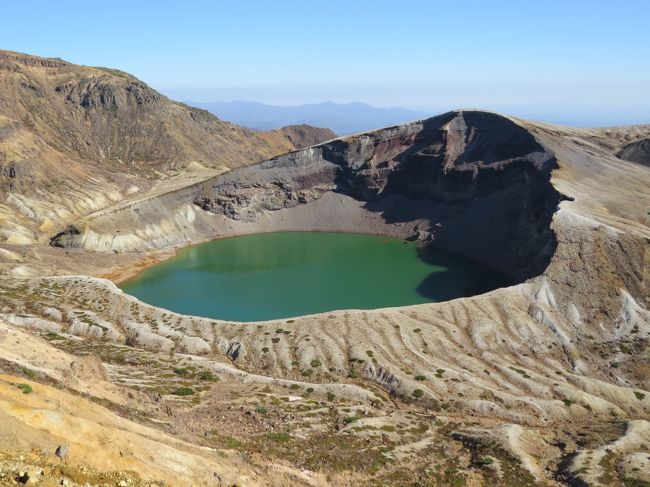 蔵王連峰は、宮城県と山形県を分け隔てる山の連なりで、東北地方を南北に走る奥羽山脈の1つです。最高峰は、中央蔵王にある熊野岳(1,841M)で、屏風岳(1,825M)、刈田岳(1,758M)、杉ヶ峰(1,745M)と続きます。蔵王連峰は、有史以来40数回の火山活動がある活火山で、最近も活動が伝えられており注目を集めています。<br /><br />蔵王エコーラインは、昭和37年に開通した、宮城県と山形県を結ぶ山岳道路です。今回の旅では、山形県の蔵王温泉側から出発し、蔵王坊平高原、御釜(蔵王刈田リフト利用)、滝見台を廻りました。植生(樹木)の変化は、ブナ・ミズナラ(青葉)〜ブナ・ミズナラ(黄・橙・褐色)、カエデ・モミジ(赤・黄)〜ダケカンバ・シラカンバ(落葉)〜アオモリトドマツ(青葉)〜ハイマツ(青葉)へと変化していました。<br /><br />滝見台の紅葉はちようど見頃で、ブナ・カエデ・モミジ、ナラ、クヌギ、ナナカマド・カツラなどが、黄緑・黄・橙・赤・茶と素晴らしいグラデーションを見せてくらました。三階滝(落差181M)と不動滝(落差53.5M)ともに水量が多く、紅葉の山肌を駆け落ちるさまは、素晴らしかったです。