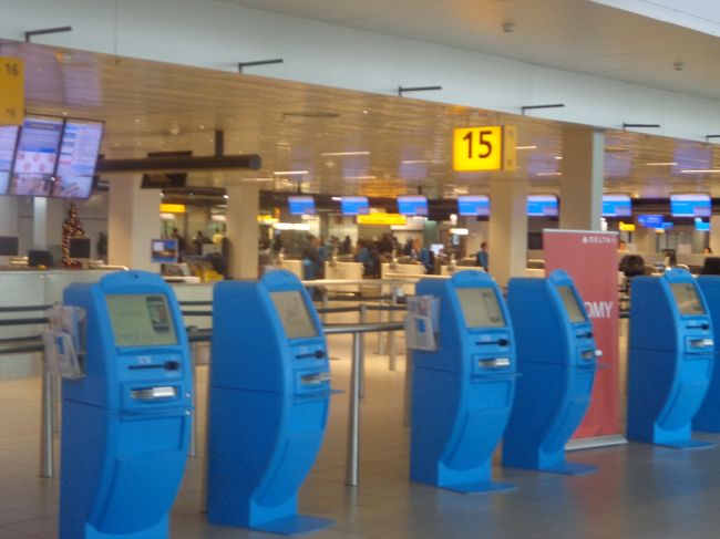 ちんちくりんが行く〜。<br /><br />ＫＬＭオランダ航空，商売上手です。一介の地方空港に就航。九州地方近辺のツアー客をがっちり取り込んでいます。<br /><br />１日目<br />福岡空港　⇒　スキポール空港<br /><br />２日目<br />アムステルダムぶらぶら（レンブラントハウス，中央図書館），ザーンセスカンスぶらぶら<br /><br />３日目<br />アムステルダムぶらぶら（ライクスミュージアム，ウィレットホルトハウゼン博物館，ファン・ローン博物館）　<br />　<br />４日目<br />デン・ハーグぶらぶら（マウリッツハウス美術館，デルフトぶらぶら（旧教会，新教会，プリンセンホフ博物館）<br /><br />５日目<br />ハールレムぶらぶら（聖バフォ教会，フランスハルス美術館），アムステルダムぶらぶら<br /><br />６日目<br />ユトレヒトぶらぶら（ドム教会，アウドクラハト），アムステルダムぶらぶら（旧教会）<br /><br />７・８日目<br />アムステルダムぶらぶら，スキポール空港　⇒　福岡空港<br /><br />帰るど！