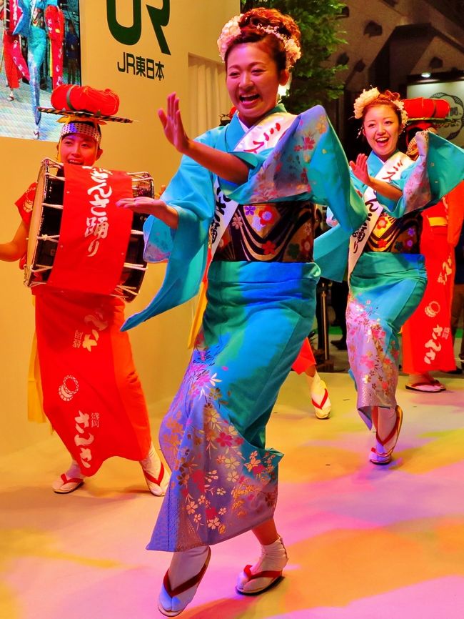 盛岡さんさ踊りは、岩手県盛岡市にて毎年8月1日から3日にかけて行われる祭りである。近年は毎年8月1日から4日の開催期間が続いている。4日目に参加団体のほとんどが一斉に繰り出す「大輪踊り」が行われる。そして、全体の自由参加輪踊りにてフィナーレを迎える。<br />8月上旬、東北各地で行われる夏祭りで最も早く開催される。藩政時代から盛岡市近郊各地で行われていた伝統的な様々な「さんさ踊り」を統合、観光イベント化して1978年から開催を継続しているのが現在の「盛岡さんさ踊り」である。<br />勇壮さで知られる東北の祭りの中においては歴史が浅いため、開始当初は比較的に知名度が低かったが、開催者や地元マスコミなどがPRに努め、現在では知名度が向上、「東北五大夏祭り」の名称が定着しつつある。2007年6月には世界一の和太鼓の数の祭りとしてギネス世界記録に登録された。<br />盛岡市中心部のメインストリート中央通りをパレード会場として開放し、「サッコラチョイワヤッセ」という独特のかけ声と共に踊り手が優雅に舞い、太鼓が打ち鳴らされる。踊り手らはパレード形式で、中央通り一帯を盛岡市役所前から踊りながら進む。<br />さんさ踊りは企業、学校、有志などでチームを組み、団体参加するのが基本であり、開催日に近づくにつれて、市内各所で踊りの稽古が行われ、太鼓の音も各所で鳴り響く。他に地元テレビ局のアナウンサーなどが団体参加している。<br />各団体は、おおむね太鼓、笛、踊りの3パートから構成されている。太鼓のパートであっても個人の身につけて踊り進むことから、パレード参加人数に比例して必然的に太鼓の絶対数が増えるため、「日本一の太鼓パレード」との呼び声も高い。その数は1万個を優に超えており、年々の参加者数が増えるに連れ、太鼓の数も増えつづけている。<br />（フリー百科事典『ウィキペディア（Wikipedia）』より引用）<br /><br />ツーリズムEXPOジャパンは、日本観光振興協会、日本旅行業協会（JATA）が主催<br />1977年から始まったJATA旅博と、1995年から始まった旅フェアの二つの展示会が2014年から統合し、新たにツーリズムEXPOジャパンと改称された。国内でも有数の規模を誇る旅行業界の見本市となる予定。　　<br />東京ビッグサイト東展示棟1-6ホール　　2014年9月27日、28日、<br /><br />出展する国や地域が趣向を凝らしたブースで旅気分を味わい、国内、海外の様々なステージパフォーマンスを一緒に楽しんで、もちろん日本・世界のグルメも充実。<br />(英文)：JATA Tourism EXPO Japan 2014　テーマ 「新しい旅が始まる。」<br /><br />ツーリズムEXPOジャパン公式サイト　については・・　<br />http://www.t-expo.jp/<br />
