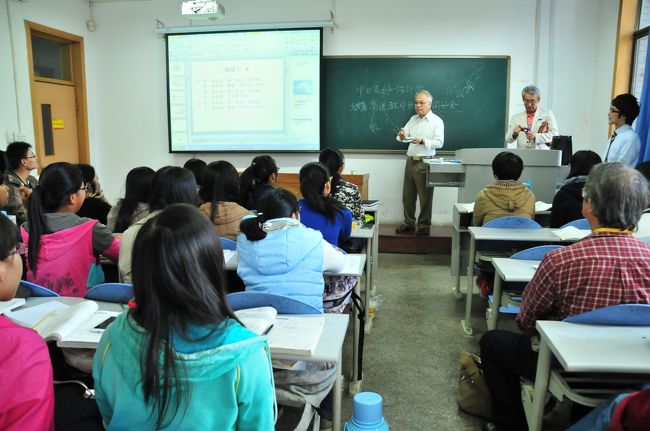 中国山東省済南市にある山東大学生との交流会がありました。<br />日本人の先生が日本語を教えている教室にお邪魔しました。<br />学生はみな生き生きとしていて目の輝きが素晴らしかった。<br />突然訪れた旅行者のわれわれを歓迎してくれました。<br />貴重な授業を見学させていただきありがとうございました。<br />今度は日本に来てまた交流しましょう。<br />