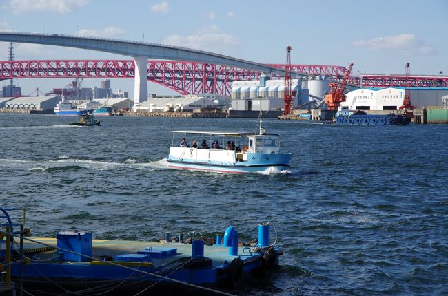 大阪市の渡船を利用して、湾岸地域と天王寺を自転車で散策しました。<br /><br />当日は天気も良くサイクリングには最適でしたが、<br /><br />さすがに湾岸地域は風もきつく寒かったです。<br /><br />大阪の渡船は自転車での利用も可能で、しかも無料です。<br /><br />まぁ、税金で支払ってますが・・・。<br /><br />だいたい、１５～２０分おきに出航しています。<br /><br />川幅にもよりますが、２，３分の乗船です。<br /><br />今回利用した渡船は、千歳渡船場と千本松渡船場です。<br /><br />両方とも橋の下を航行するので、時間がないときは<br /><br />橋を渡るほうが早いのですが、橋の高さが高いので登るのに一苦労です。<br /><br />ついでに「なにわのベタ踏み坂」のなみはや大橋も撮影しました。<br /><br />なみはや大橋は港区と大正区をつなぐ橋です。<br /><br />こちらには渡船がないので、健脚の方は気合を入れて渡ってみては・・・。<br /><br />千歳渡船場と千本松渡船場の地元の方は<br /><br />やはり渡船を利用されるみたいですね。<br /><br />生活の足として重宝しているとのことです。<br /><br />渡船場からは遠くに日本一の超高層ビルのハルカスも見えていました。<br /><br />